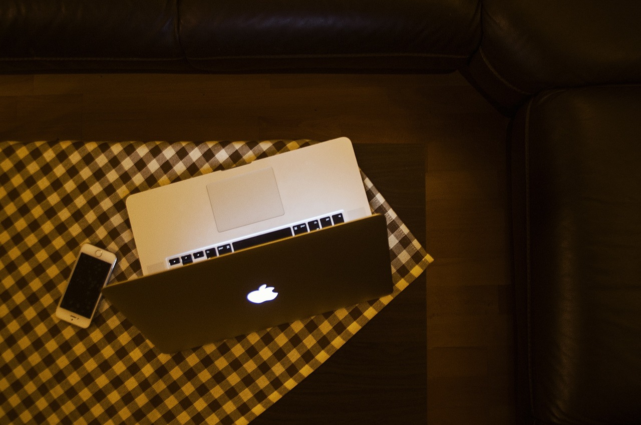 Macbook, Nešiojamas Kompiuteris, Kompiuteris, Obuolys, Technologija, Iphone, Mobilus, Staltiesė, Kriauklė, Vakaras