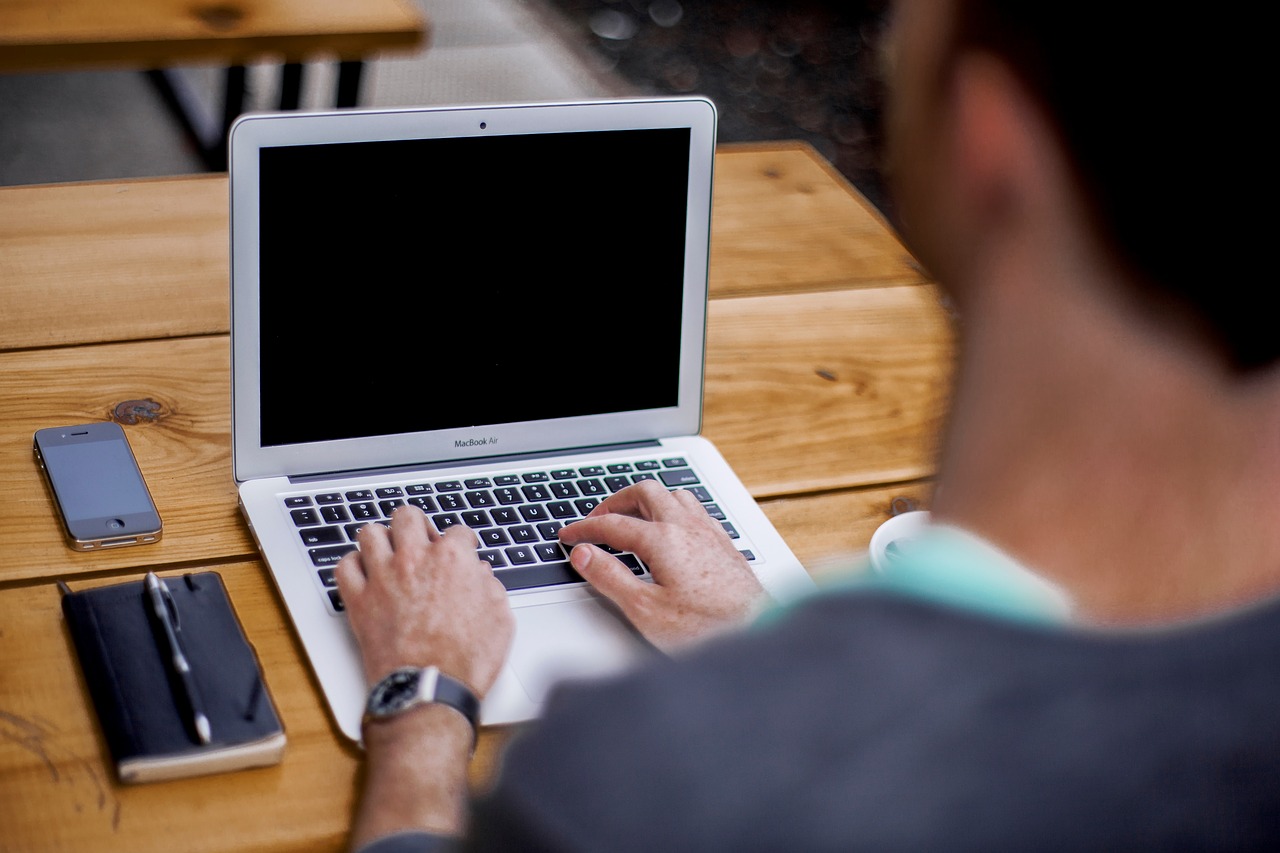 Macbook Air, Nešiojamas Kompiuteris, Kompiuteris, Darbas, Iphone, Užrašų Knygelė, Rašiklis, Rašyti, Stalas, Mediena