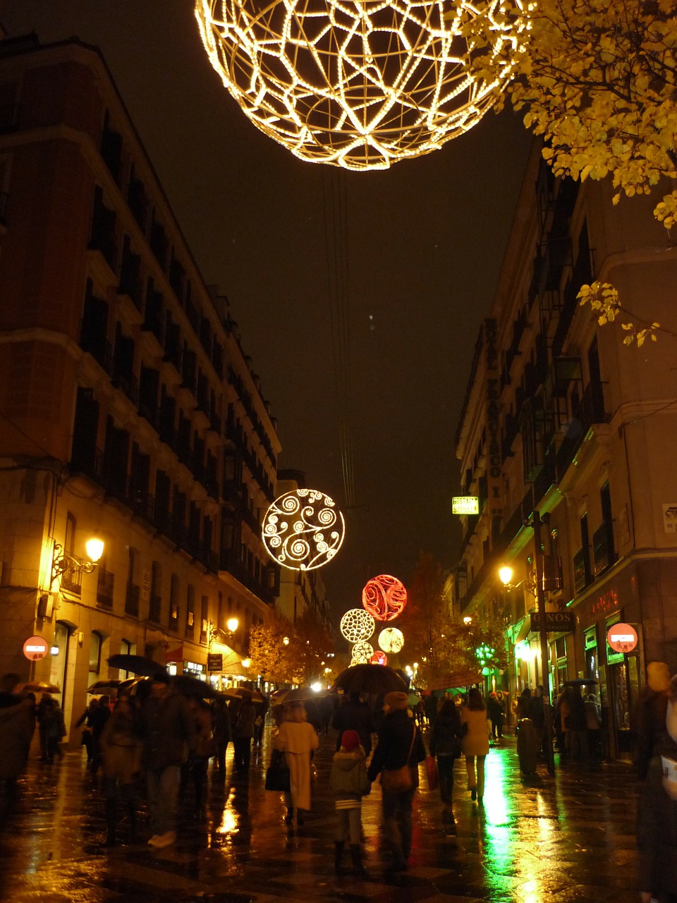Madride, Gatvė, Naktis, Apšvietimas, Kalėdos, Partijos, Lietus, Drėgna, Apdaila, Žibintai