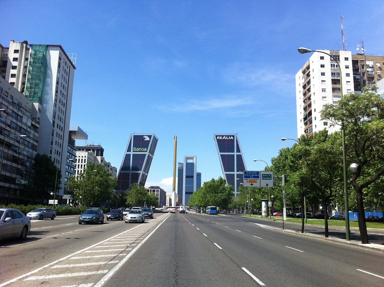 Madride,  Castellana,  Vaikščioti,  Eismas,  Torres,  Gatvių Fotografija,  Gatvė,  Miestas,  Automobiliai,  Kelias