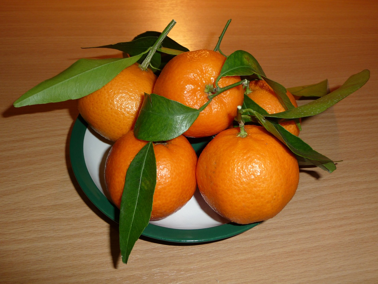 Mandarinas, Apelsinai, Vaisiai, Saldus, Sveikas, Citrusiniai Vaisiai, Dekoratyvinis, Oranžinė, Lapai, Plokštė