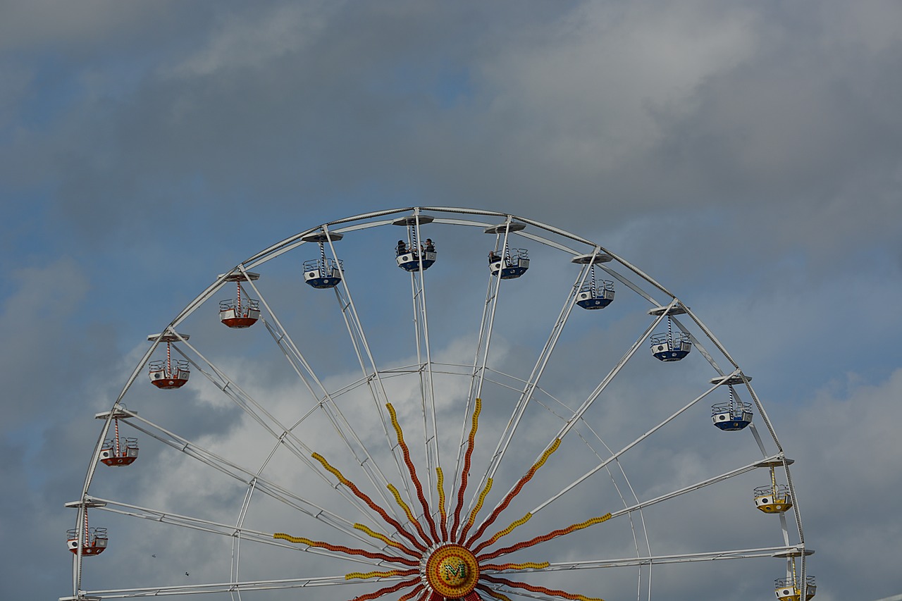 Manege,  Ratas,  Miestas,  Ferris Ratas,  Dangus,  Šviesus,  Žaidimai,  Paroda,  Debesys,  Spalvos