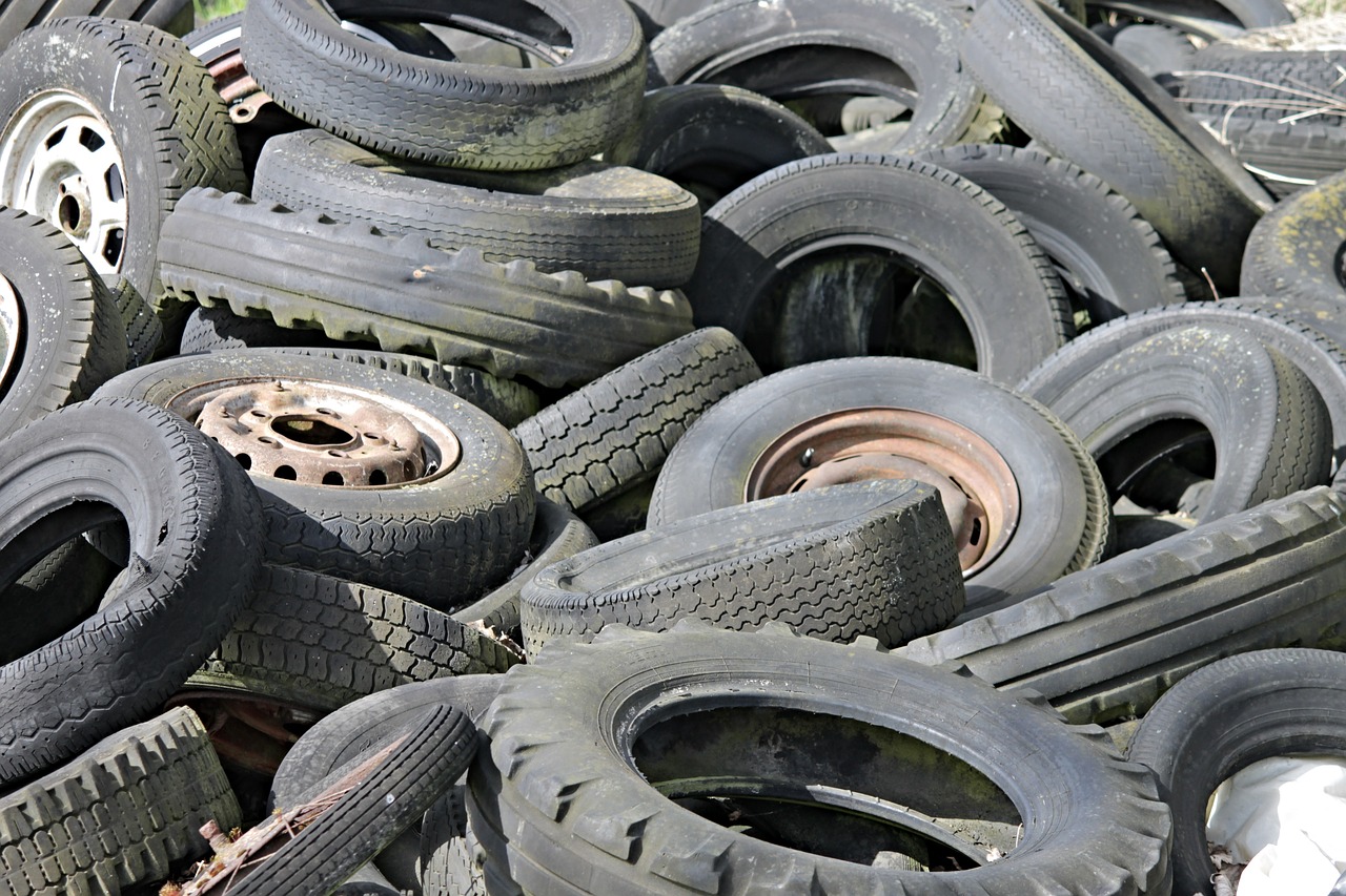 Subrendęs,  Auto Padangos,  Altreifen,  Šalinimo,  Laužas,  Ratai,  Automobilių Ratai,  Gumos,  Profilis,  Saugojimo