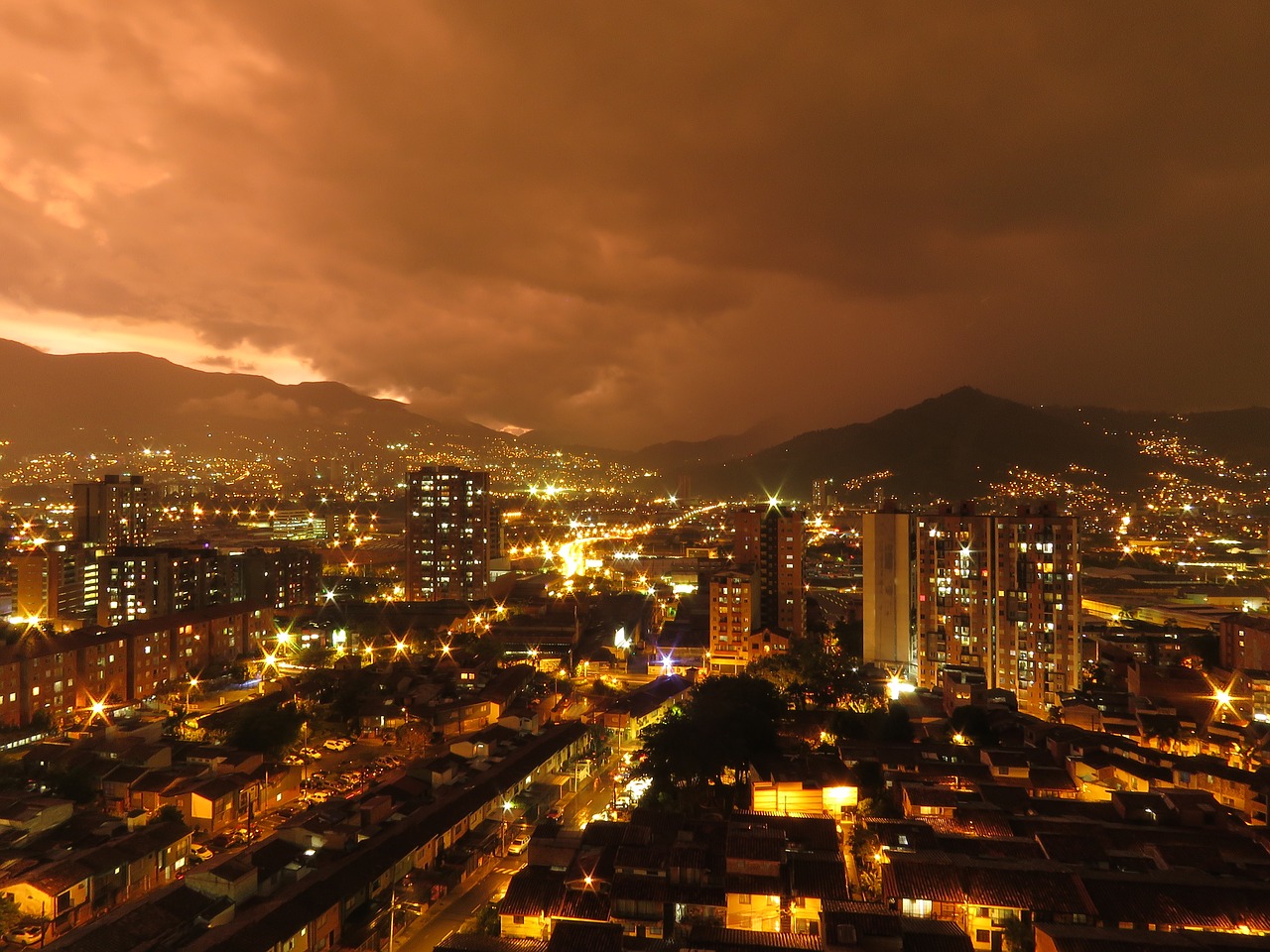 Medellín, Miestas, Saulėlydis, Miesto Kraštovaizdis, Medellin, Miesto, Kalnai, Pastatai, Kolumbija, Naktinis Matymas