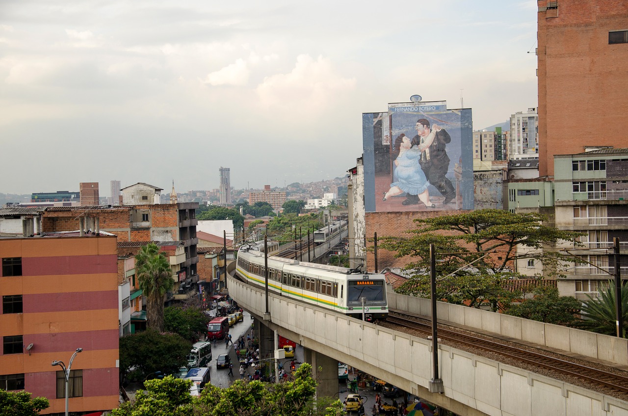 Medellin, Kolumbija, Traukinys, Metro, Atrodė, Geležinkelis, Miesto Centras, Botero, Fjeras, Transporto Priemonė