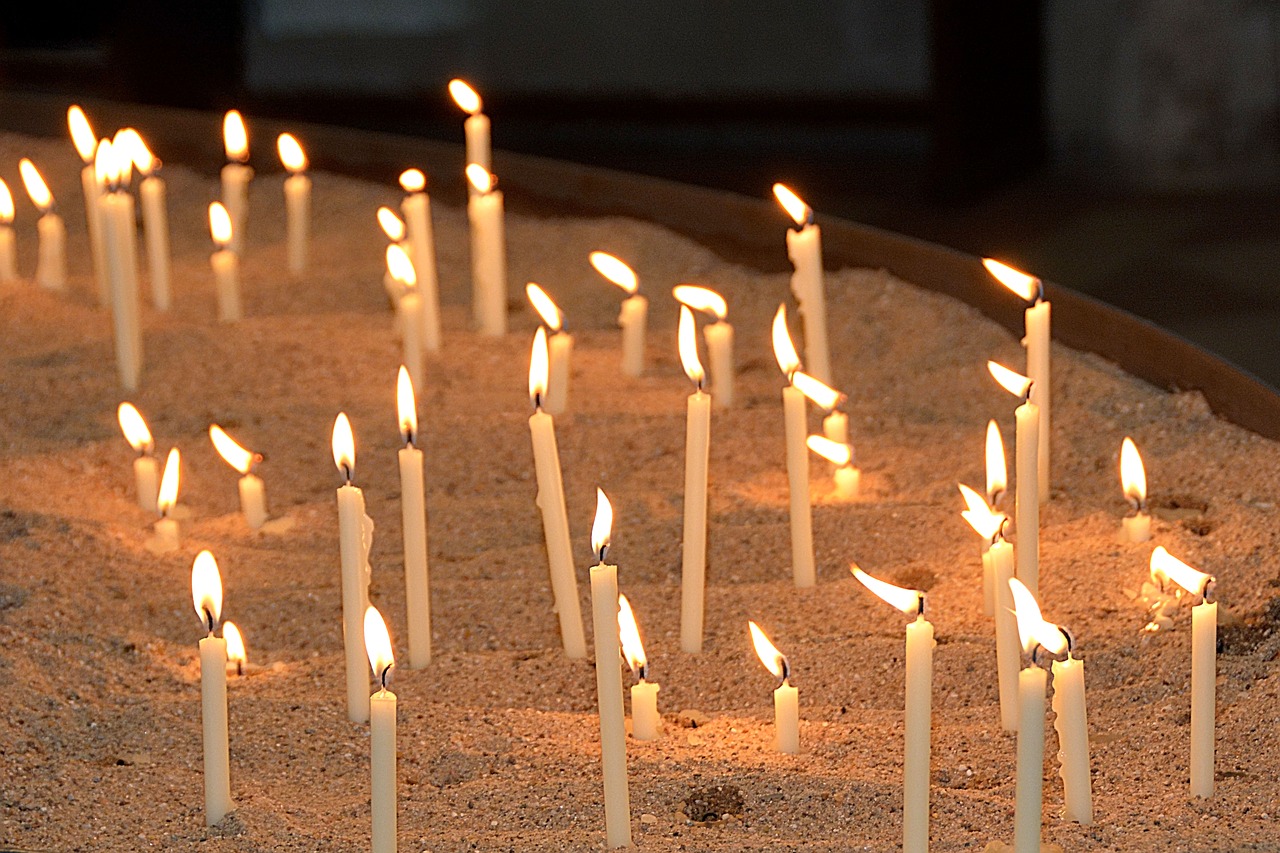 Atminimo Žvakės, Bažnyčia, Paminėti, Liepsna, Žvakių Šviesa, Simbolis, Malda, Tikėjimas, Šviesa, Memorialiniai Žiburiai