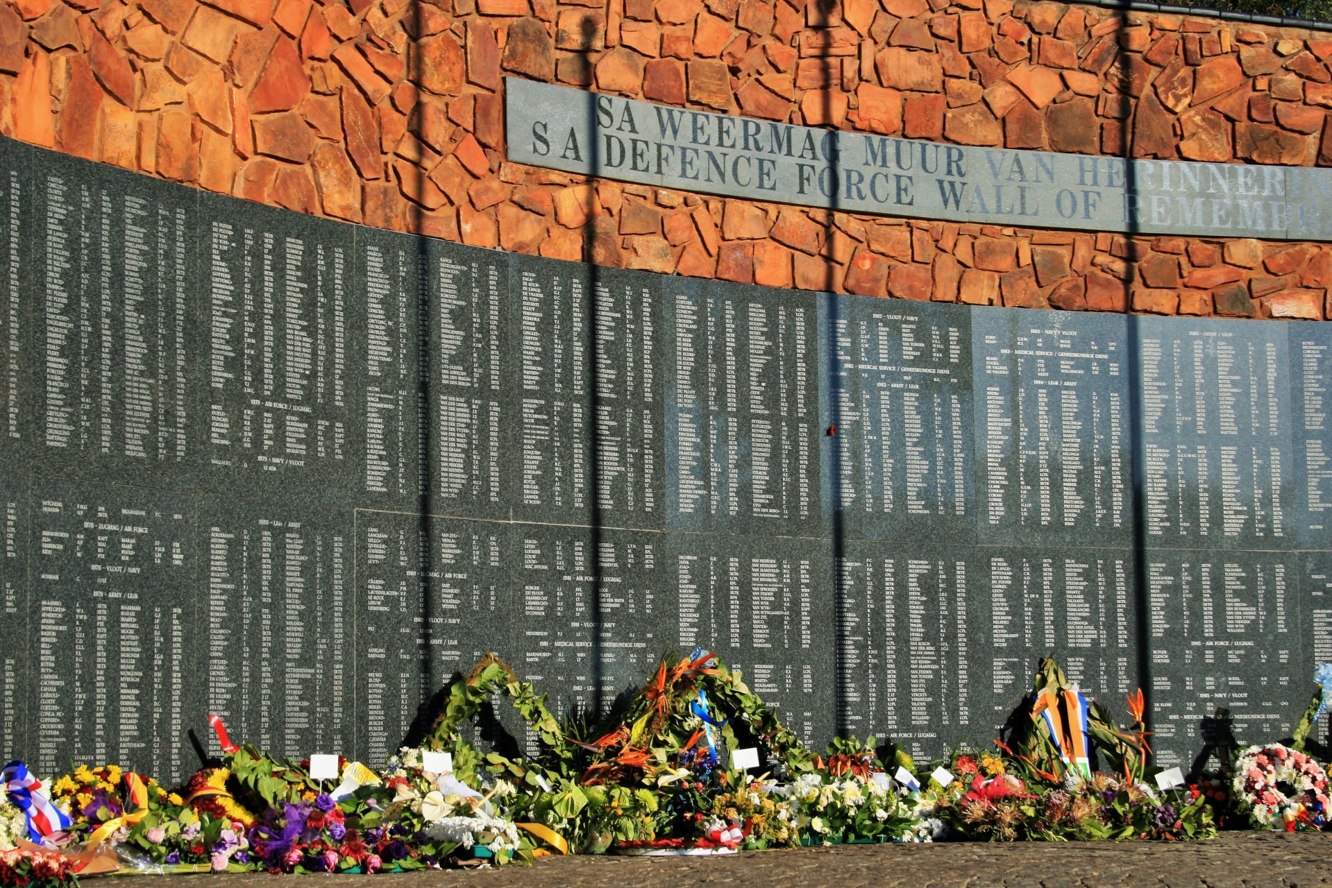 Стена памяти крокус. Стена памяти. Мемориальная стена. Стена памяти надпись. Стена памяти баннер.