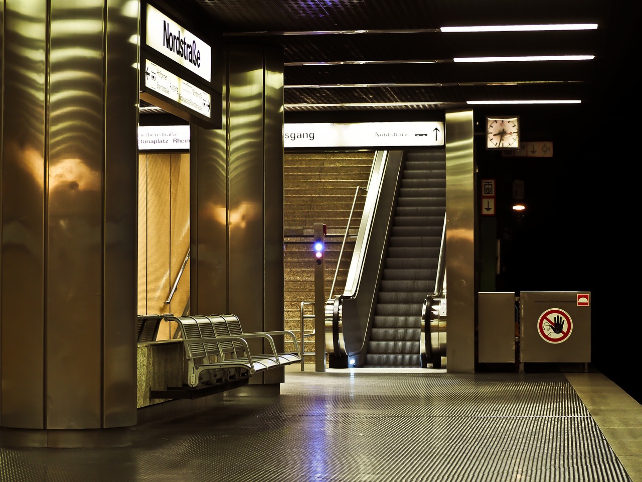 Metro, Traukinių Stotis, Platforma, Eskalatorius, Traukinys, Keleiviai, Šiuolaikiška, Metro, Diuseldorfas, Sustabdyti