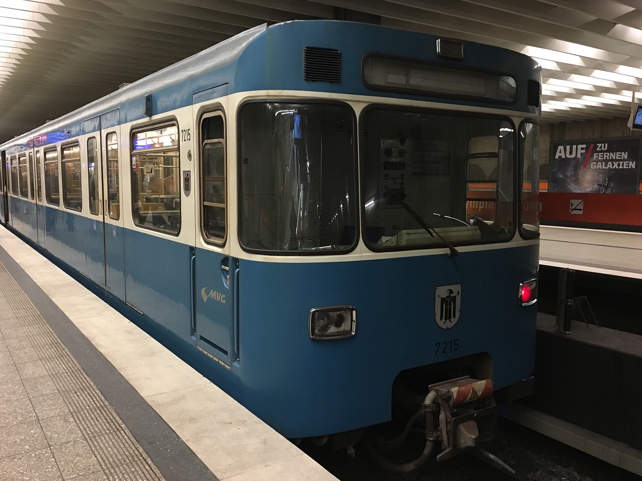 Metro, Traukinys, Lokomotyvas, Transportas, Metro Stotis, Kelionė, Traukiniai, Laukiu Tavęs, Munich, Vokietija