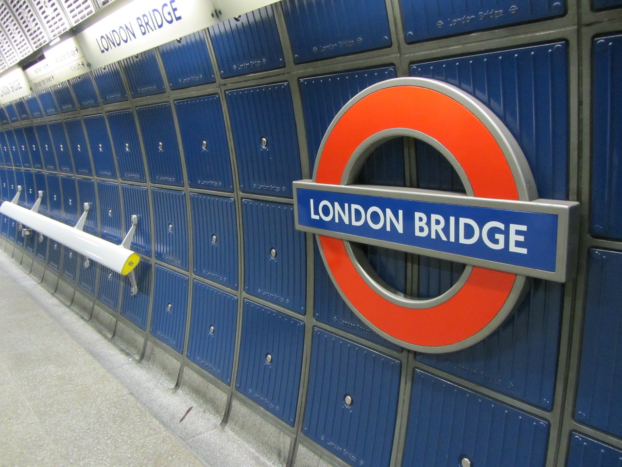 Metro Stotis, Londono Tiltas, Londonas, Jungtinė Karalystė, Anglija, Didžioji Britanija, Didmiestis, Ženklai, Skydas, Viešasis Transportas