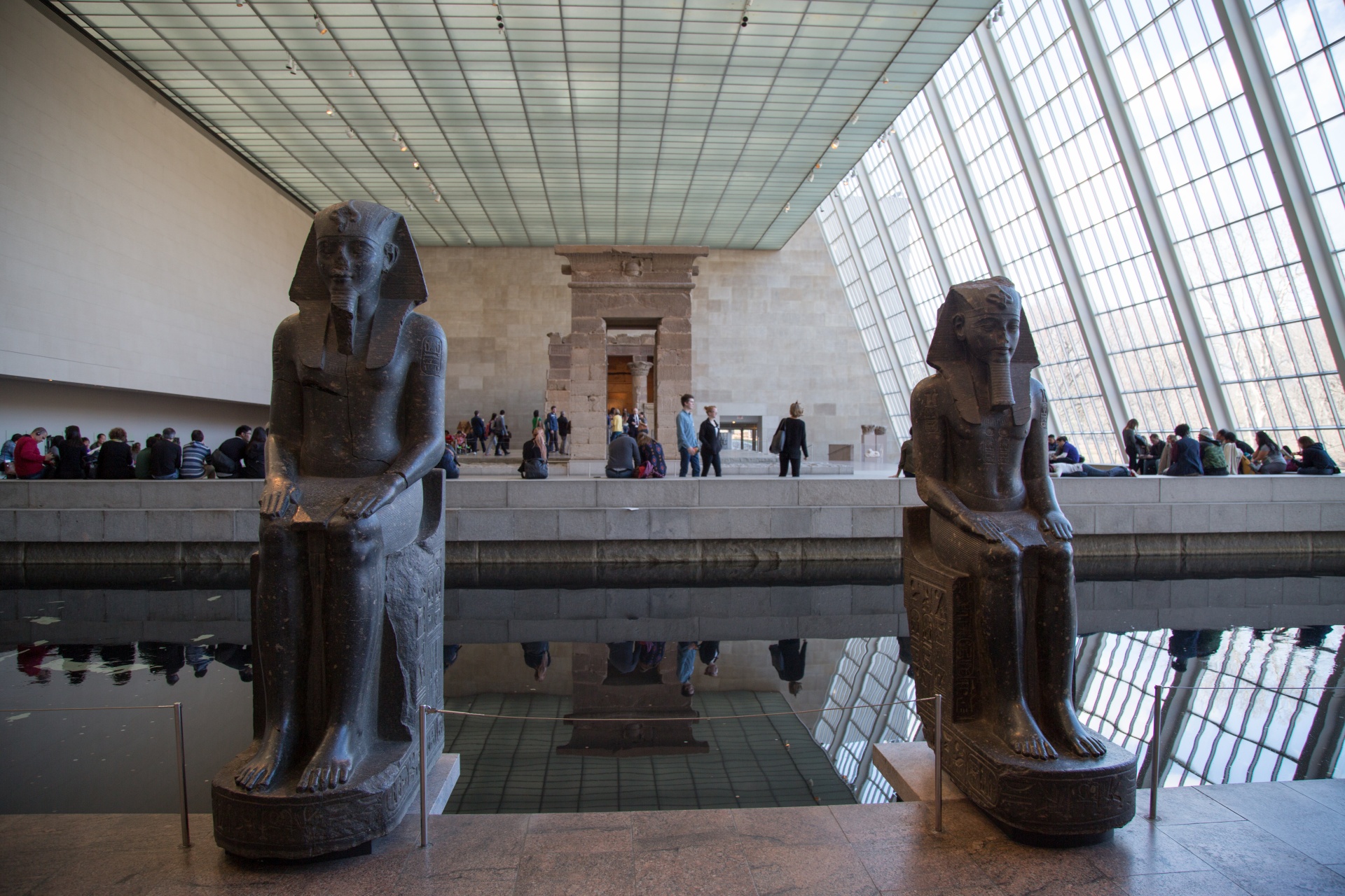 New york's metropolitan museum of art. Сфинкс, музей искусств метрополитен, Нью-Йорк. Музей метрополитен в Нью-Йорке 1872. Музей метрополитен в Нью-Йорке внутри. Метрополитен-музей в Нью-Йорке ассирийский зал.