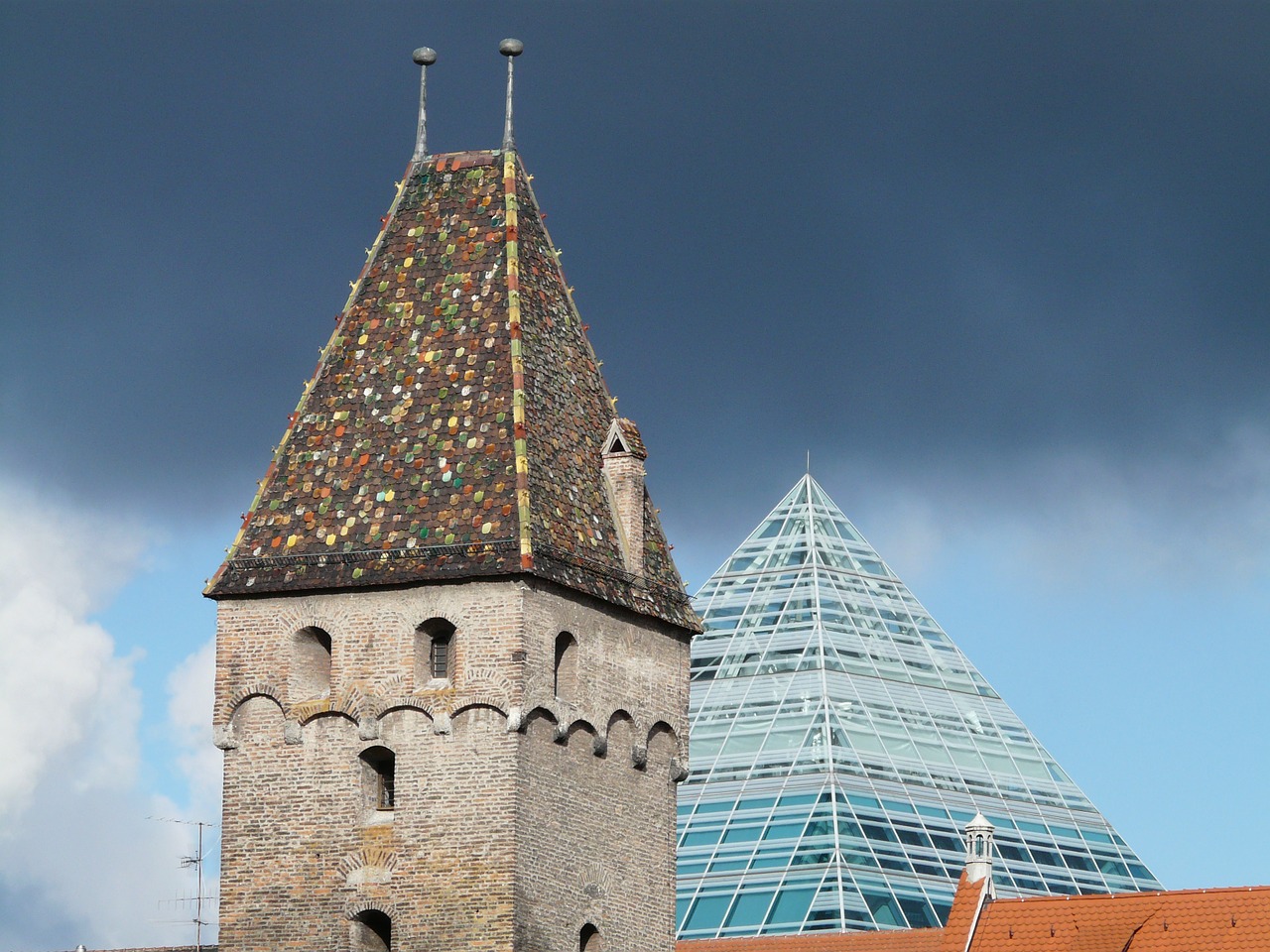 Metzgerturm, Ulm, Miesto Vaizdas, Miestas, Pastatas, Architektūra, Miesto Panorama, Piramidė, Stiklo Piramidė, Miesto Biblioteka