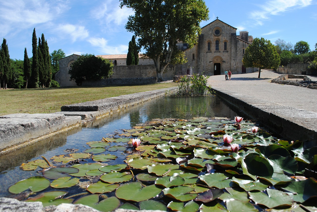 Vienuolynas, Abatija, Silvacane, France, Romanesque, Bažnyčia, Vandens Lelijos, Romaniškoji Bažnyčia, Nemokamos Nuotraukos,  Nemokama Licenzija