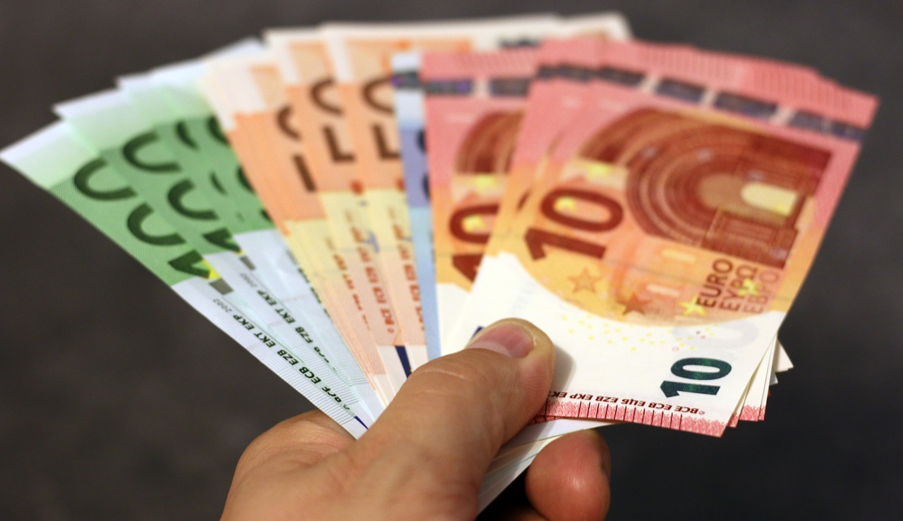 Pinigai, Banknotai, Euras, Ranka, Banknotas, Valiuta, Popieriniai Pinigai, Sąskaitą, 50 Eurų, 100 Eurų