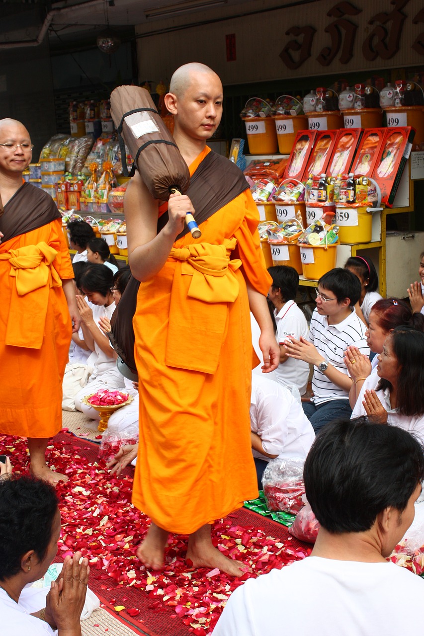 Vienuolis, Budistų Vienuolis, Vaikščioti, Rožių Žiedlapiai, Tailandas, Wat, Phra Dhammakaya, Šventykla, Dhammakaya Pagoda, Daugiau Nei