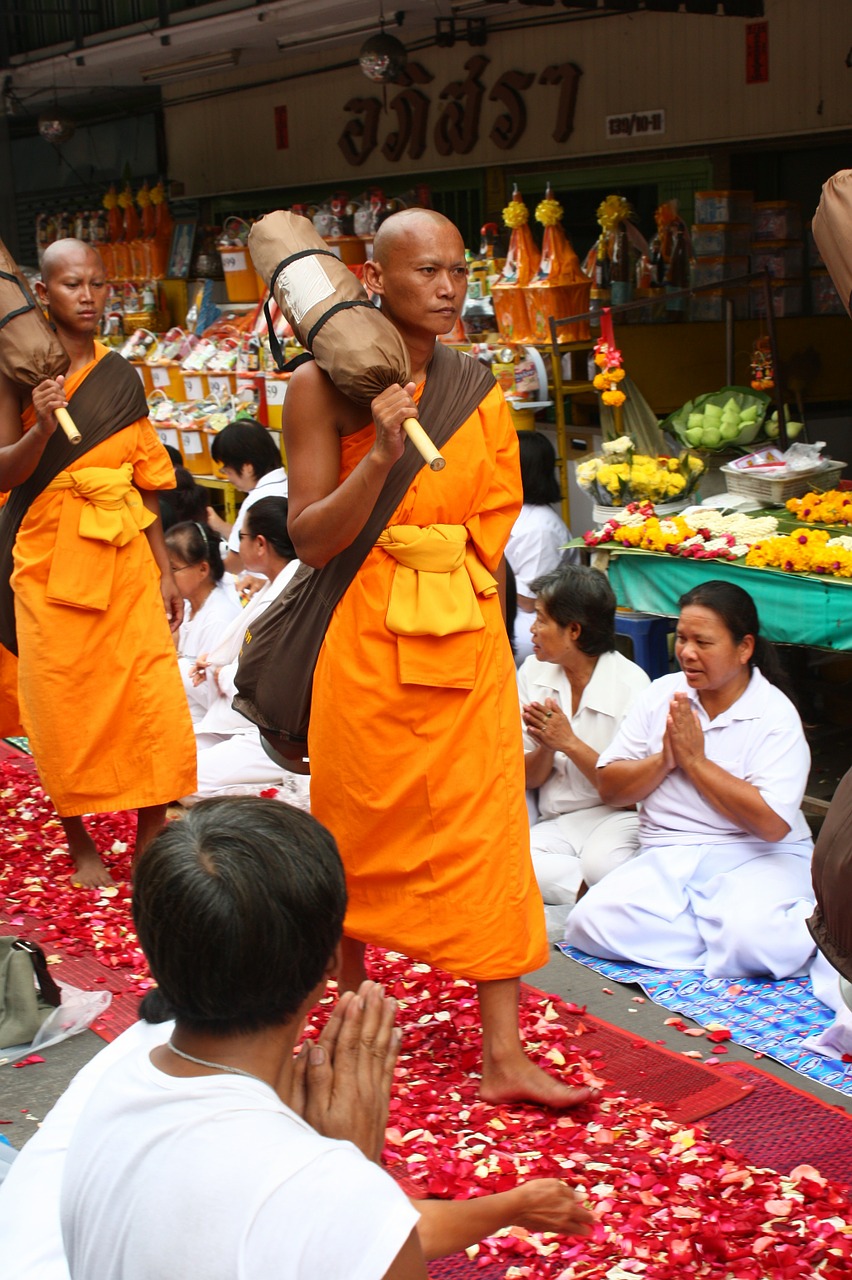 Vienuolis, Budistų Vienuoliai, Vaikščioti, Rožių Žiedlapiai, Tradicijos, Ceremonija, Savanoris, Tailandas, Wat, Phra Dhammakaya