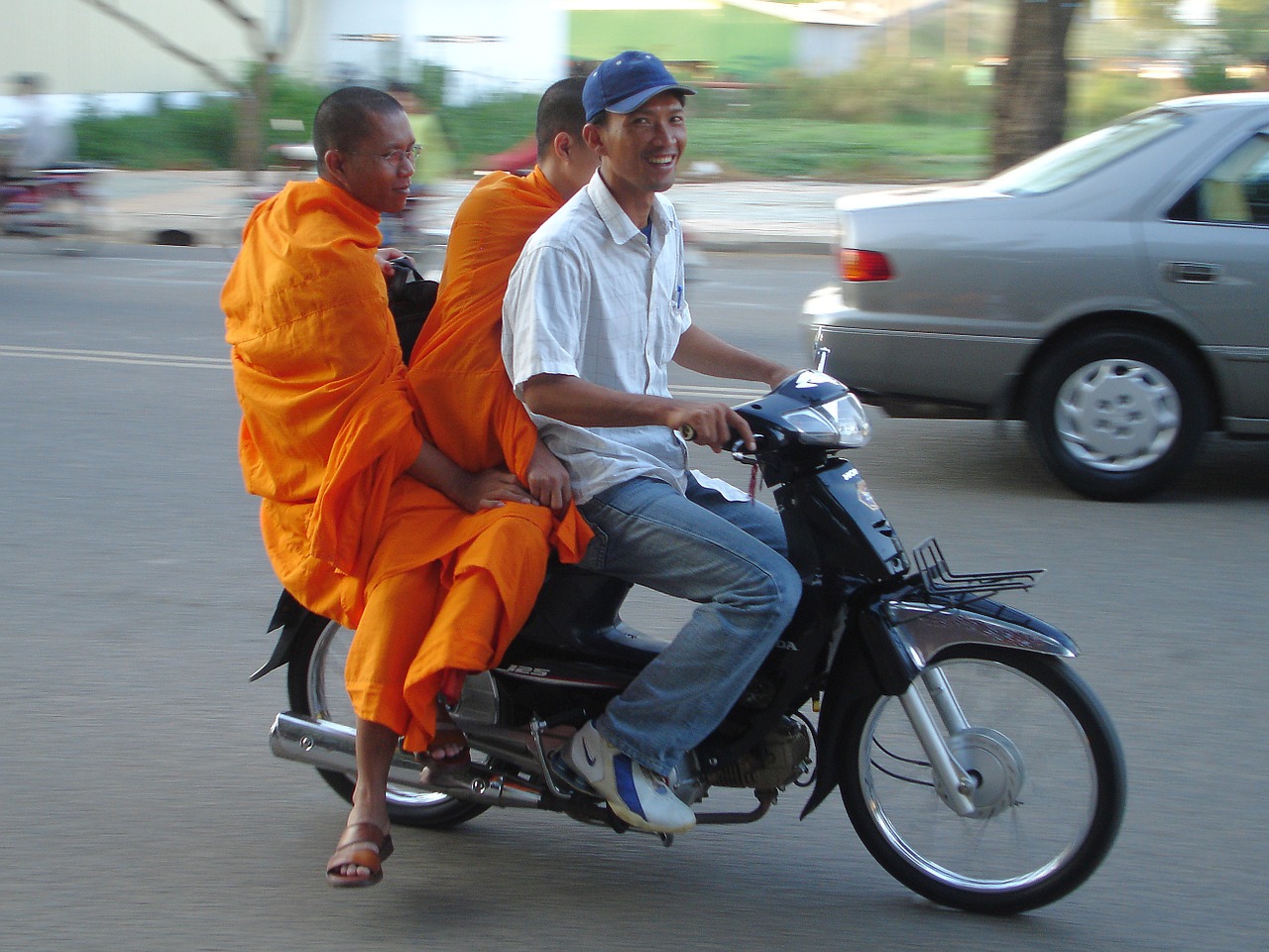 Vienuolis,  Religija,  Vienuoliai,  Budizmas,  Transportas,  Motociklas,  Ištikimas,  Mopedas,  Kambodža, Nemokamos Nuotraukos