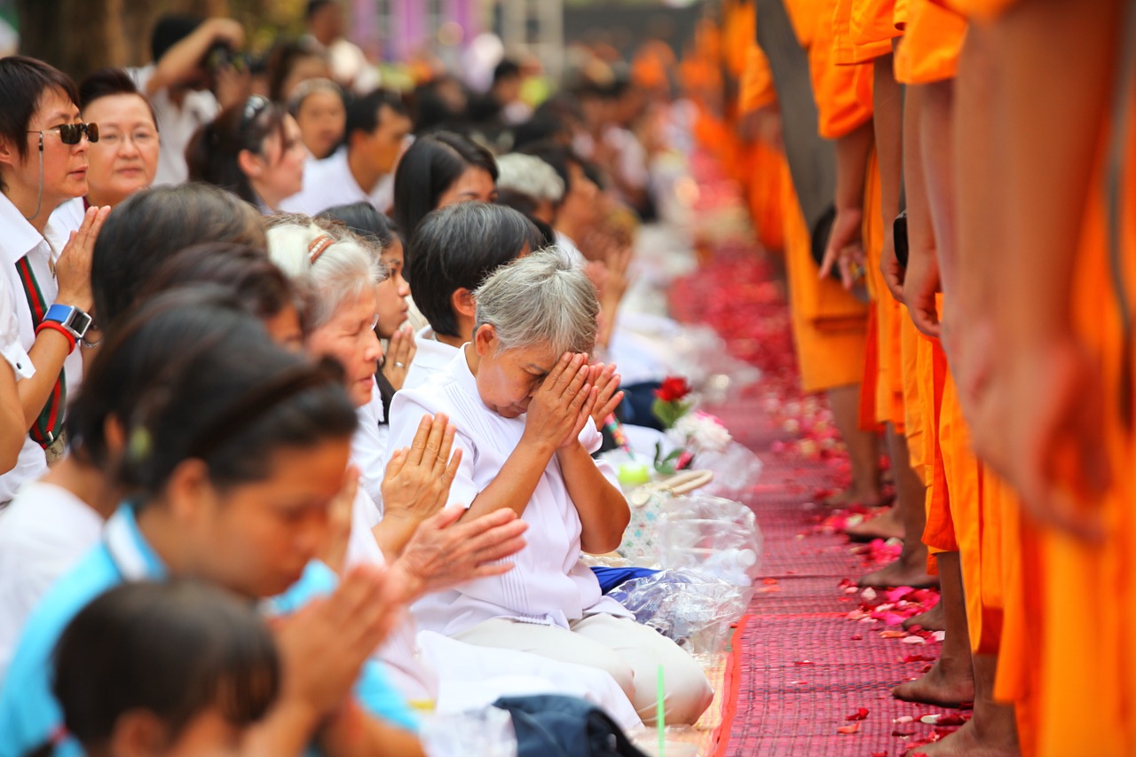Vienuoliai, Budistams, Meldžiasi, Budizmas, Religinis, Medituoti, Rožių Žiedlapiai, Tradicija, Tailandas, Wat
