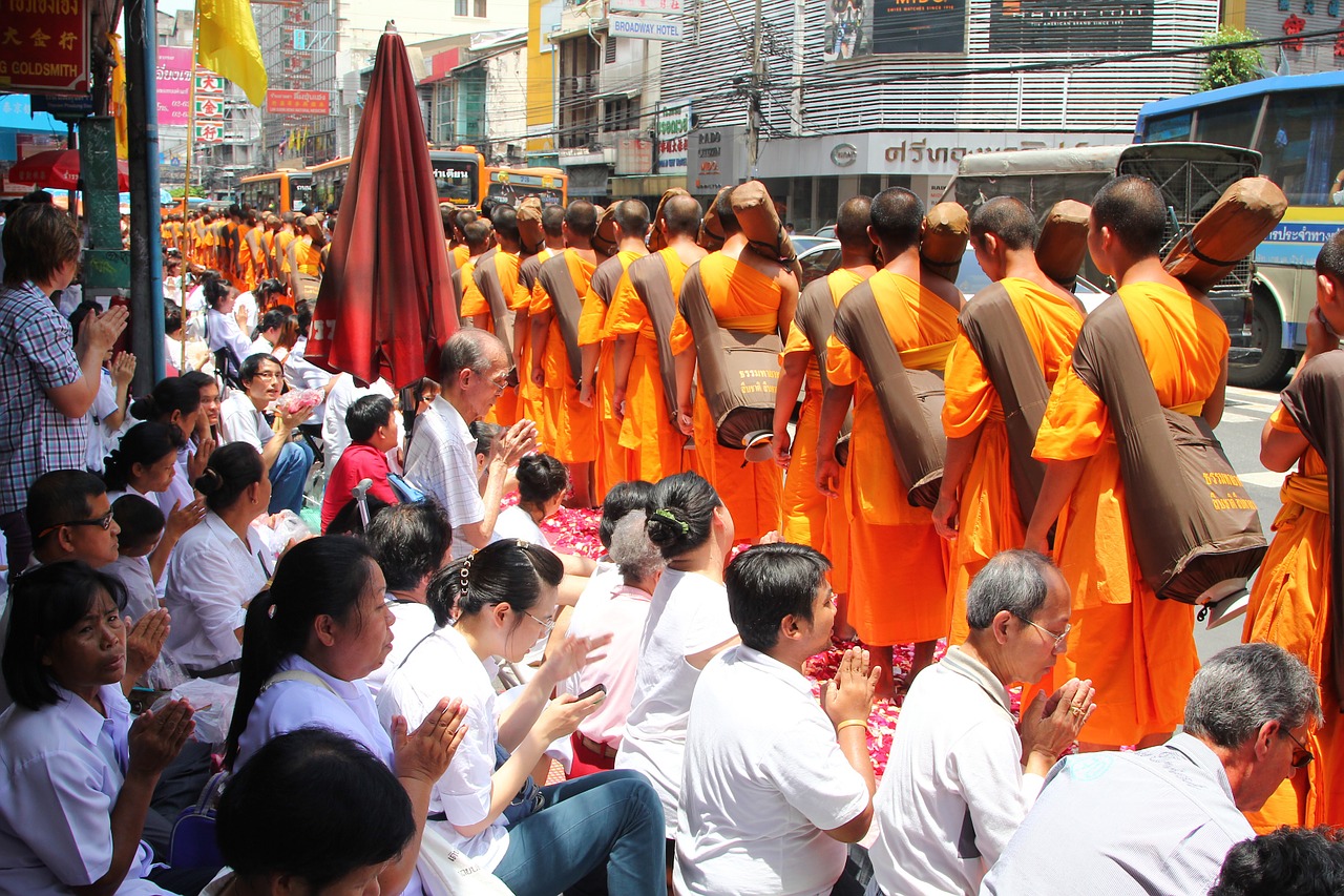 Vienuoliai, Budizmas, Budistų Vienuoliai, Vaikščioti, Ceremonija, Rožių Žiedlapiai, Žiedlapiai, Tradicija, Meditacija, Tailandas
