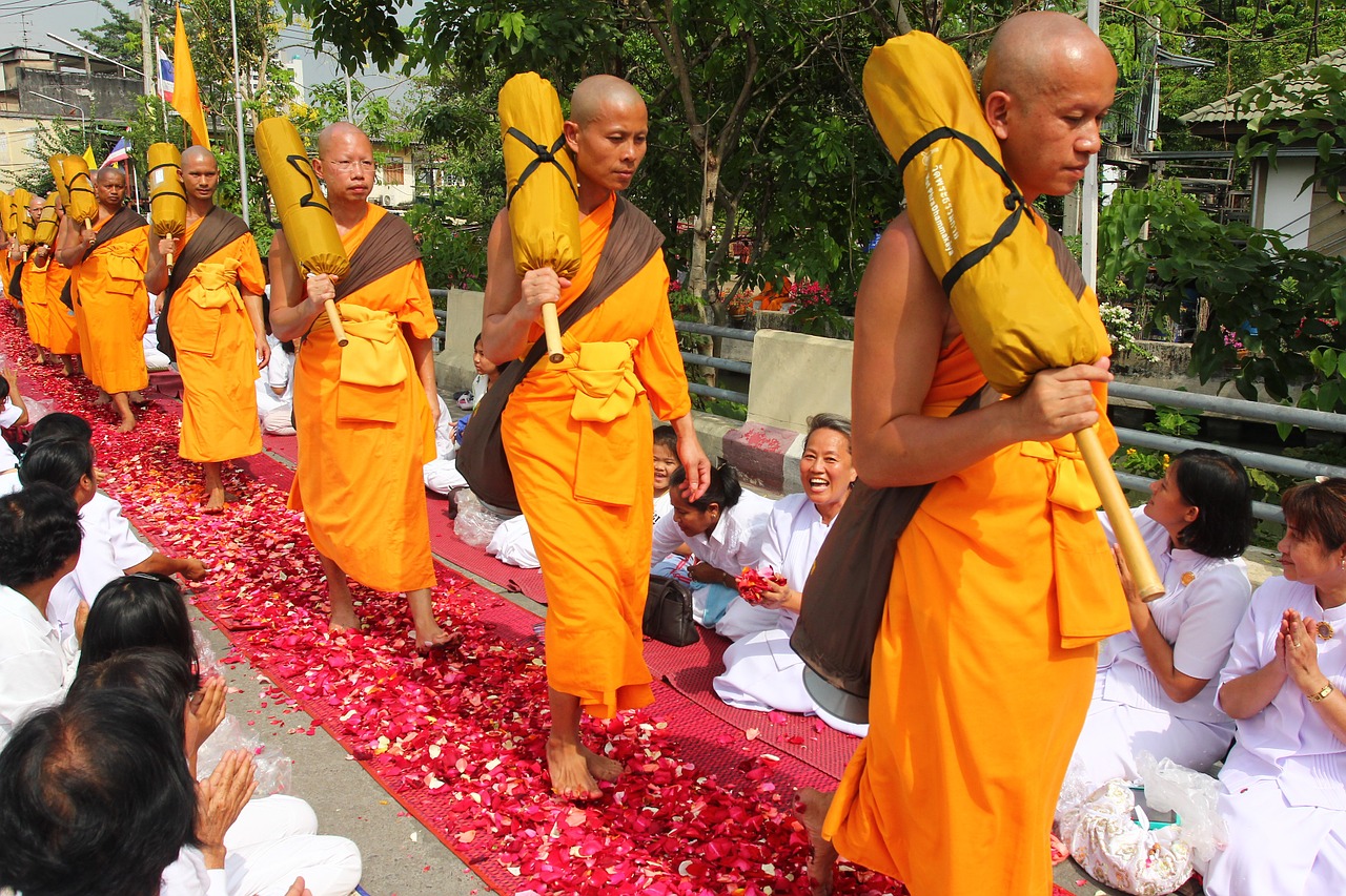 Vienuoliai, Budizmas, Budistų Vienuoliai, Vaikščioti, Ceremonija, Rožių Žiedlapiai, Žiedlapiai, Tradicija, Meditacija, Tailandas