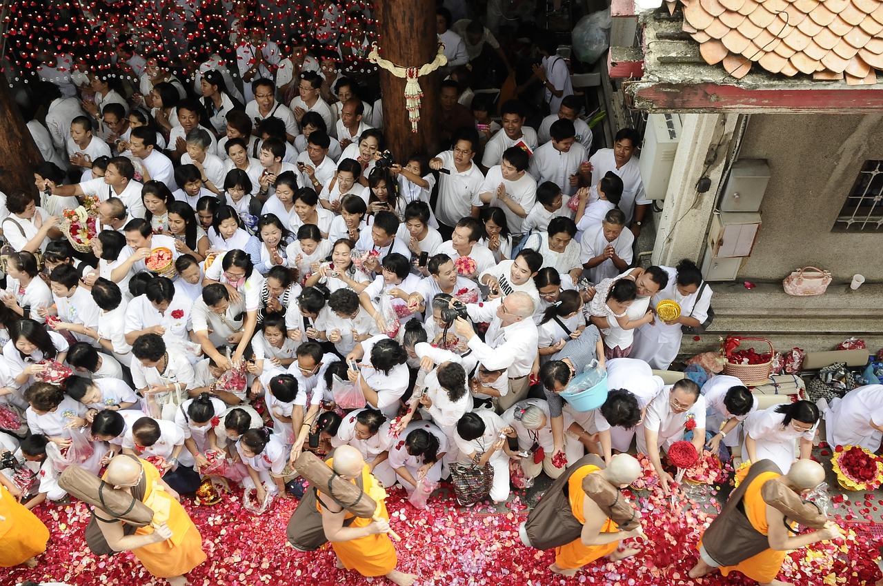 Vienuoliai, Budistams, Vaikščioti, Rožių Žiedlapiai, Tailandas, Tradicija, Ceremonija, Žmonės, Oranžinė, Drabužiai