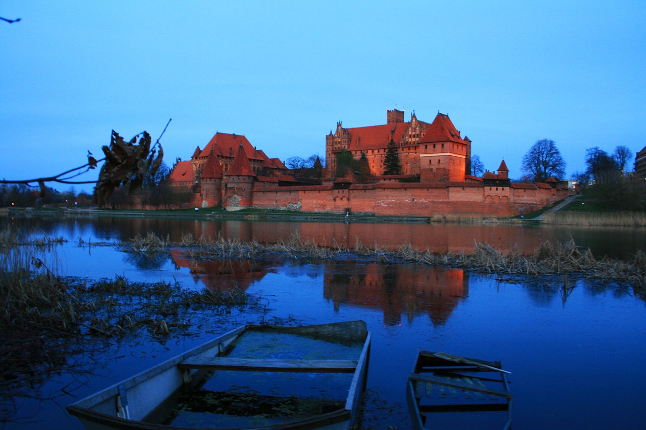 Monolitinis Dalis Vandenyse,  Bangų Atsispindi,  Niekas,  Kelionė,  Dangus,  Turizmas,  Architektūra,  Statyba,  Paminklas,  Lenkija