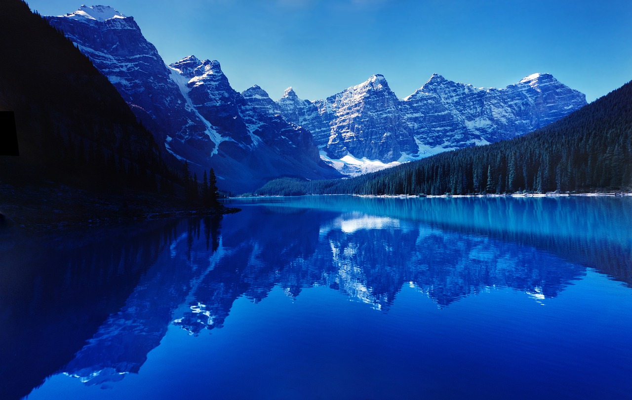 Moreninis Ežeras,  Atspindys,  Vanduo,  Vis Dar,  Lygus,  Mėlynas,  Tylus,  Banff,  Kanada,  Kanados Uolos