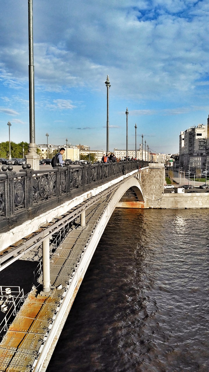 Moscow, Didelis Akmens Tiltas, Maskvos Centras, Tiltas, Pėstiesiems, Pavasaris, Dangus, Debesys, Moskvos Upė, Atspindys