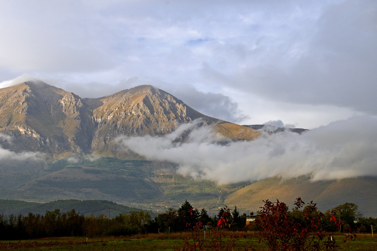 Kalno Velino, Abruzzo, Avezzano, Debesys, Dangus, Ruduo, Apennines, Kraštovaizdis, Kalnas, Rūkas