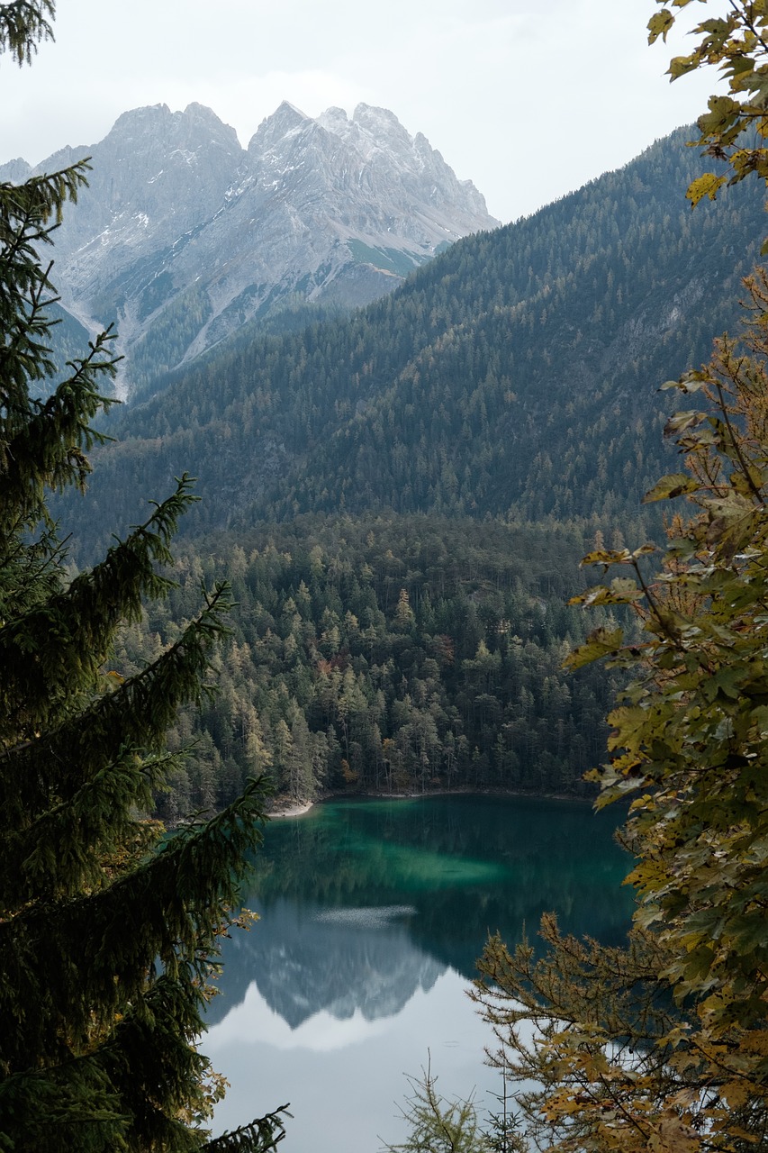 Kalnas, Highland, Slėnis, Dangus, Debesys, Ežeras, Vanduo, Atspindys, Medžiai, Augalai