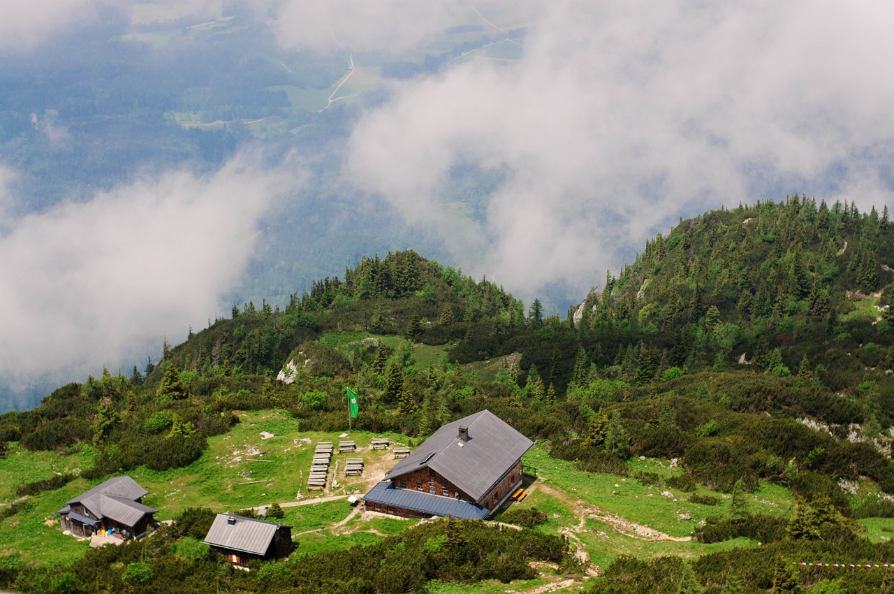 Kalnas, Highland, Kraštovaizdis, Žalias, Žolė, Medžiai, Laukas, Namai, Kelias, Vėliava