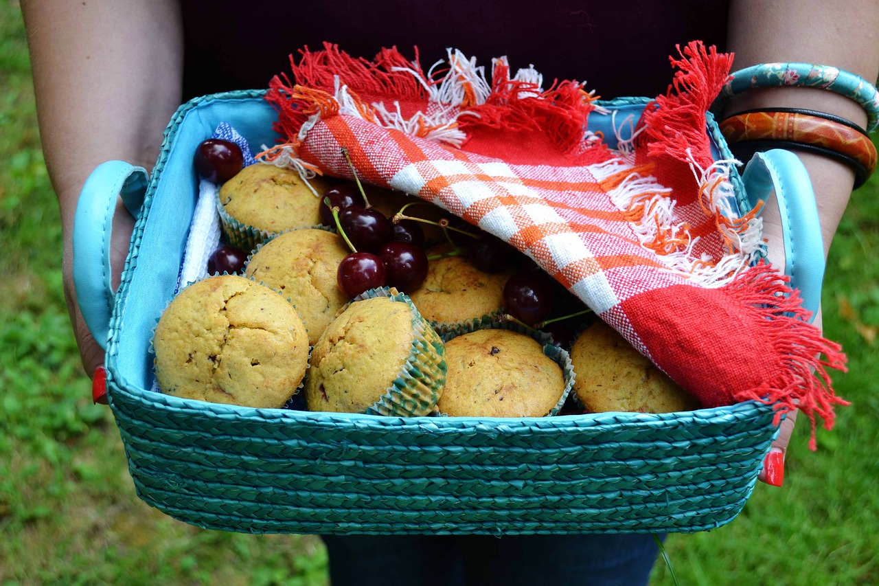 Keksinių Krepšelis, Rankos, Turinčios Maisto Krepšelį, Bandelės, Desertas, Lauke, Vyšnia, Krepšelis, Maistas, Ranka