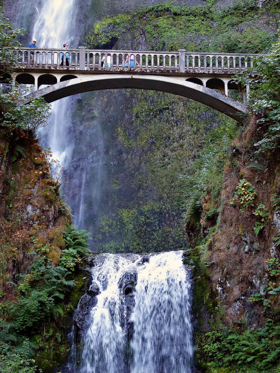Multnomah Falls, Krioklys, Senas Tiltas, Akmeninis Tiltas, Kraštovaizdis, Gamta, Vanduo, Oregonas, Usa, Vaizdingas
