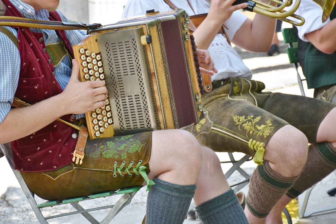 Muzika, Muzikos Instrumentai, Muzikantai, Muitinės, Vyrai, Odinės Kelnės, Dūdų Orkestras, Tuba, Kostiumas, Pūstuvai