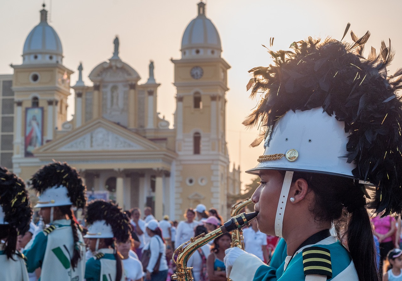 Muzikantas, Einantis, Trombonas, Grupė, Instrumentas, Garsas, Paradas, Šventė, Uniforma, Maracaibo