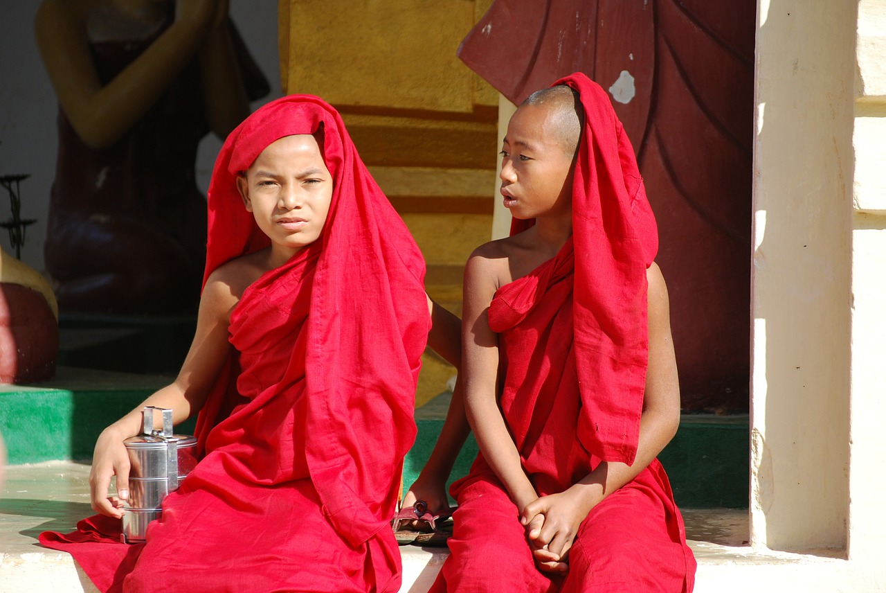 Mianmaras, Budizmas, Vienuolis, Berniukai, Vaikinai, Vaikai, Raudona, Tradiciškai, Tradicija, Sėdėti