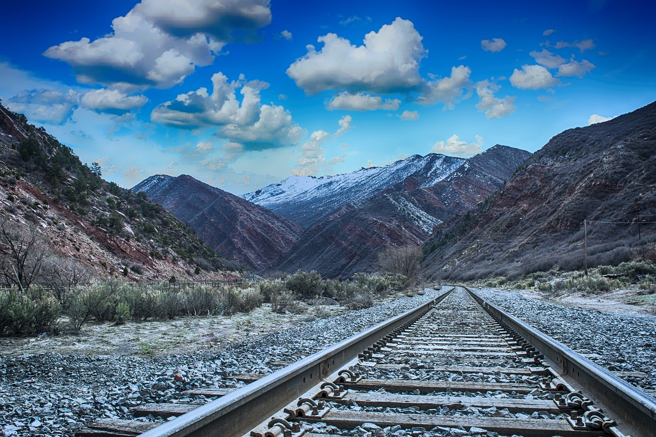 Жд дорога через. Железная дорога. ЖД пути в гору. Пейзаж с железной дорогой. Железные дороги в горах.