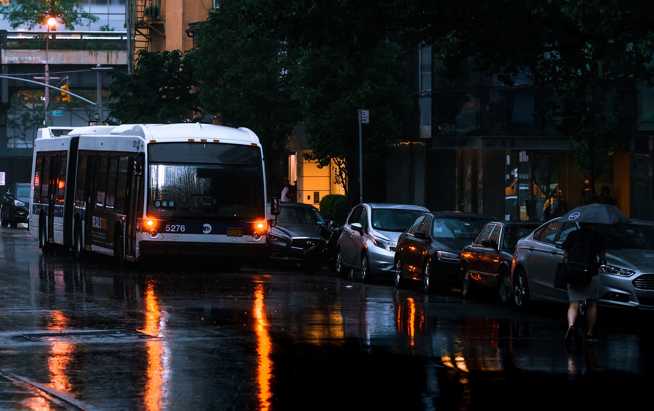 Niujorkas,  Autobusas,  Viešasis Transportas,  Lauko,  Žibintai,  Lietinga Diena,  Miesto,  Vakare,  Atspindys,  Kaimiškas