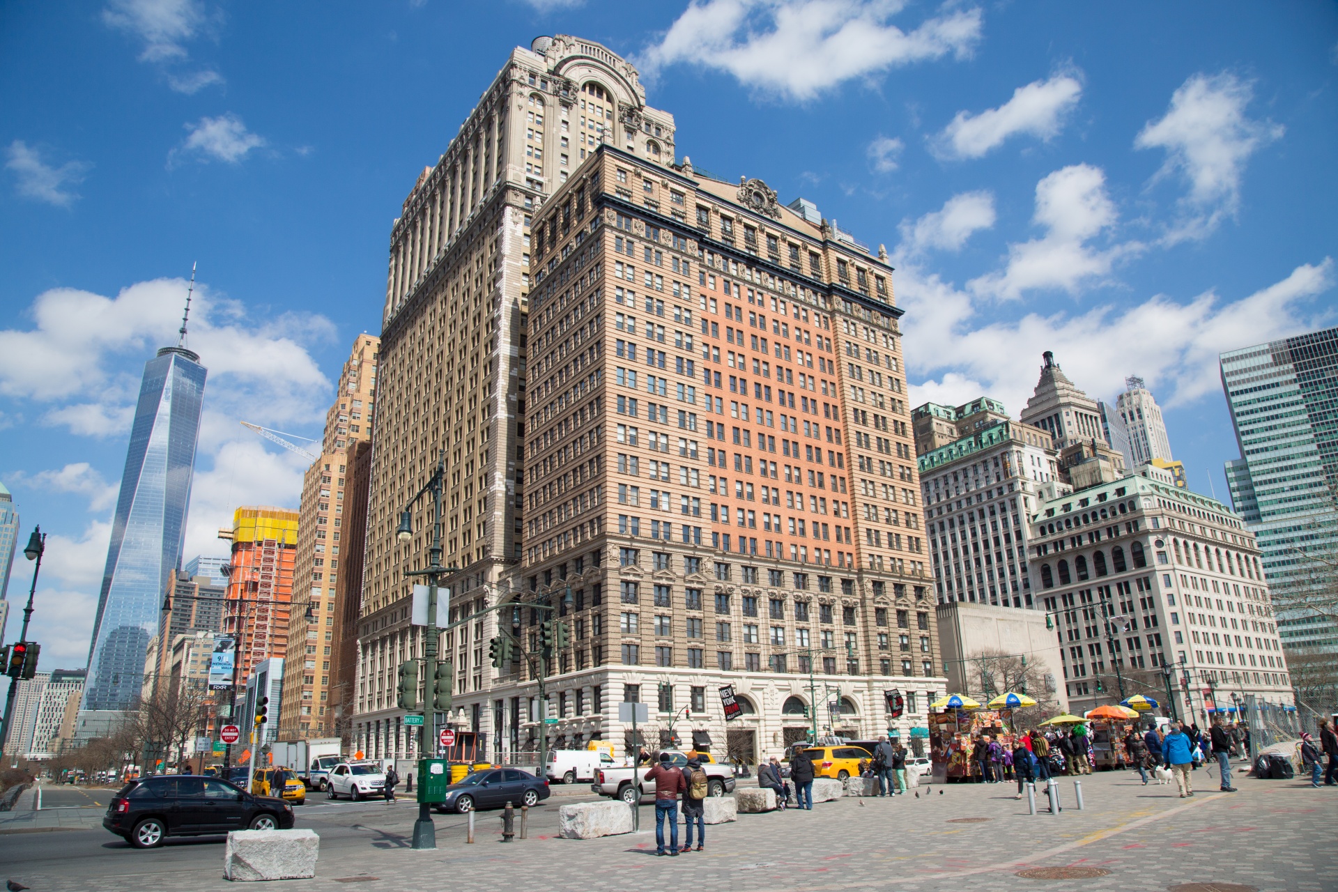 New york buildings. Здание муниципалитета Нью-Йорка. Дельмонико Нью-Йорк здание. Нью-Йорк улицы Эмпайр Стейт. Здание на улице.