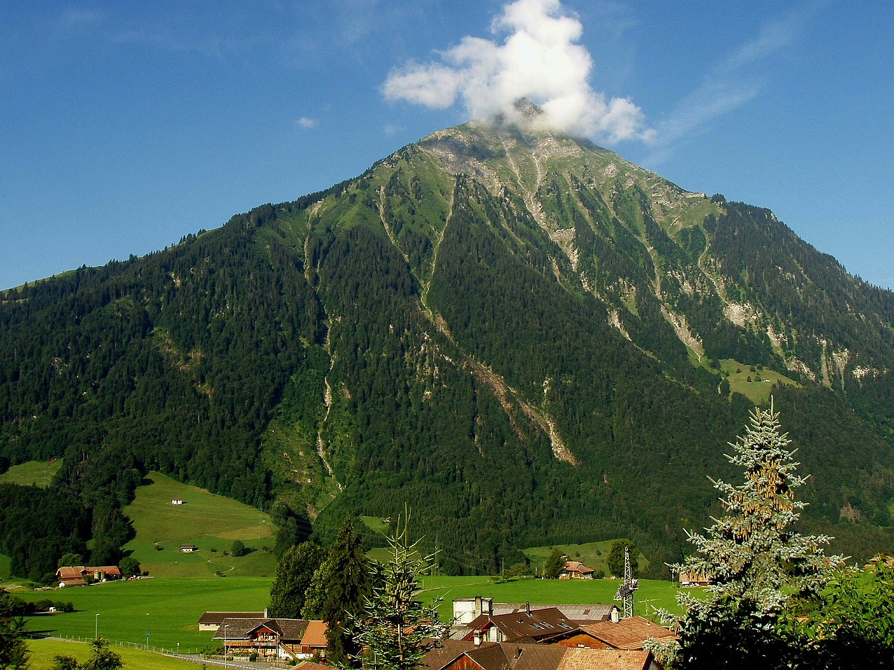 Niesen, Šveicarija, Kaimas, Pastatai, Dangus, Debesys, Kalnai, Vaizdingas, Kraštovaizdis, Slėnis