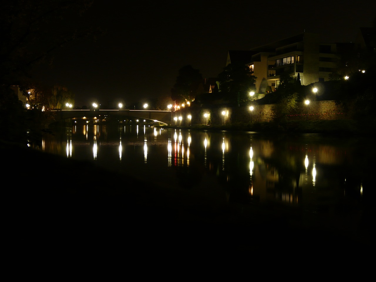 Naktinė Nuotrauka, Žibintai, Upė, Atspindys, Lempos, Vanduo, Danube, Ulm, Tiltas, Nemokamos Nuotraukos