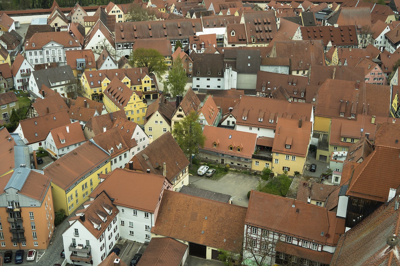 Nördlingen, Miestas, Namai, Santūra, Architektūra, Pastatas, Fasadas, Senamiestis, Seni Namai, Stogai