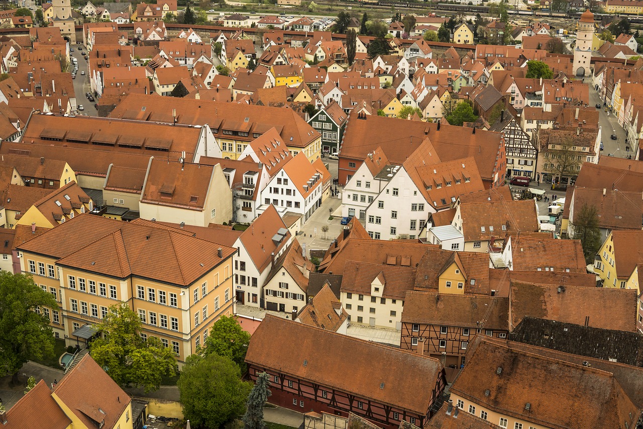 Nördlingen, Miestas, Namai, Santūra, Architektūra, Pastatas, Fasadas, Senamiestis, Seni Namai, Stogai