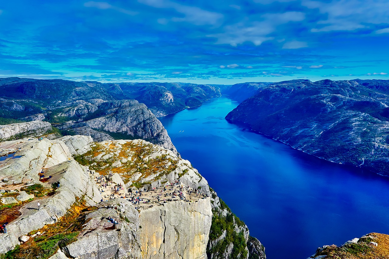 Norvegija, Fjordas, Upė, Vanduo, Kalnai, Dangus, Debesys, Uolos, Žmonės, Turizmas