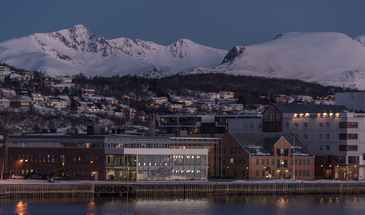 Norvegija, Tromso, Architektūra, Tamsi, Lauke, Dangus, Debesys, Kalnai, Sniegas, Kraštovaizdis