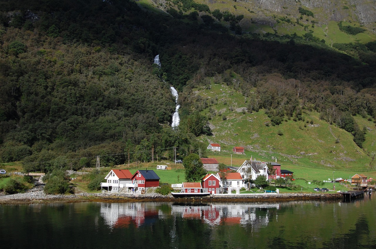 Norvegija, Fjordas, Krioklys, Skandinavija, Kraštovaizdis, Vanduo, Valtys, Vaizdingas, Namai Fjorde, Fjordo Kelionė Nuo Debesies