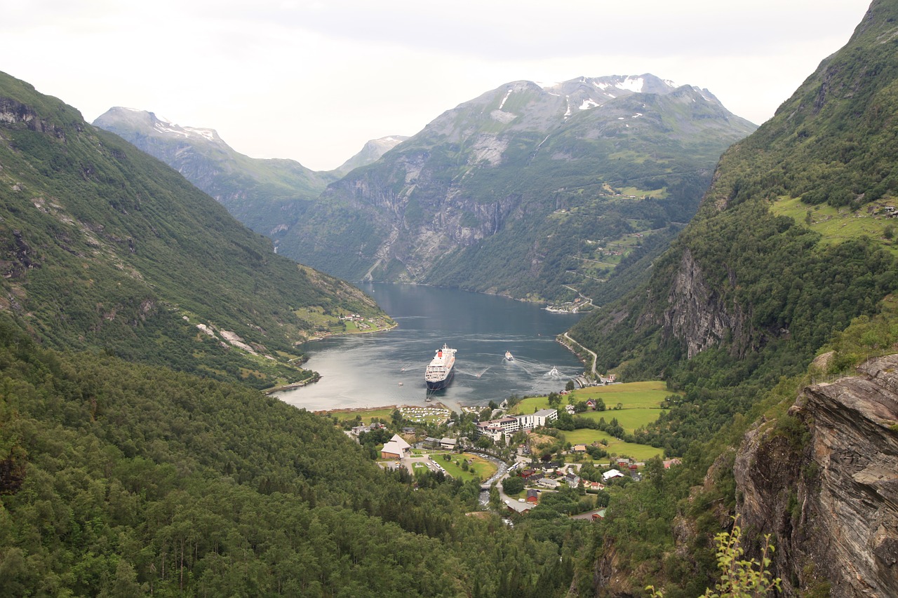 Norvegija, Geirangerio Fjordas, Kruizas, Laivyba, Laivas, Kalnas, Upė, Ežeras, Žolė, Žalias