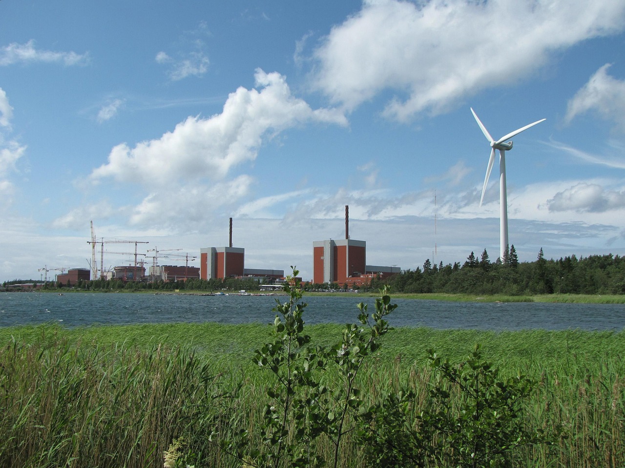 Atominė Jėgainė,  Vėjo Energija,  Atsinaujinanti Energija,  Vėjo Energija,  Atominė Energija,  Aplinka,  Finland,  Energija,  Atominė Energija,  Branduolio Dalijimas