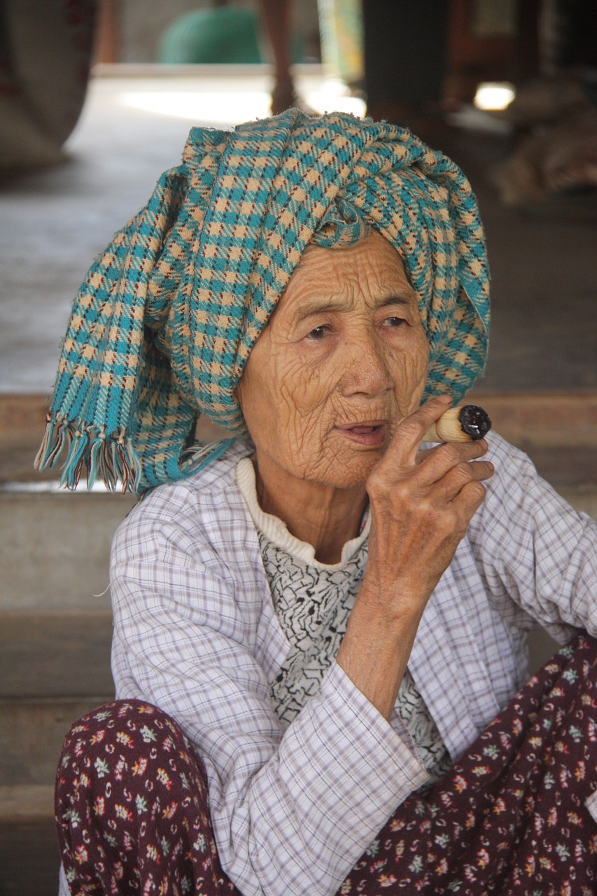 Senas, Moteris, Rūkymas, Namo Valcavimo, Cigaras, Mianmaras, Nemokamos Nuotraukos,  Nemokama Licenzija