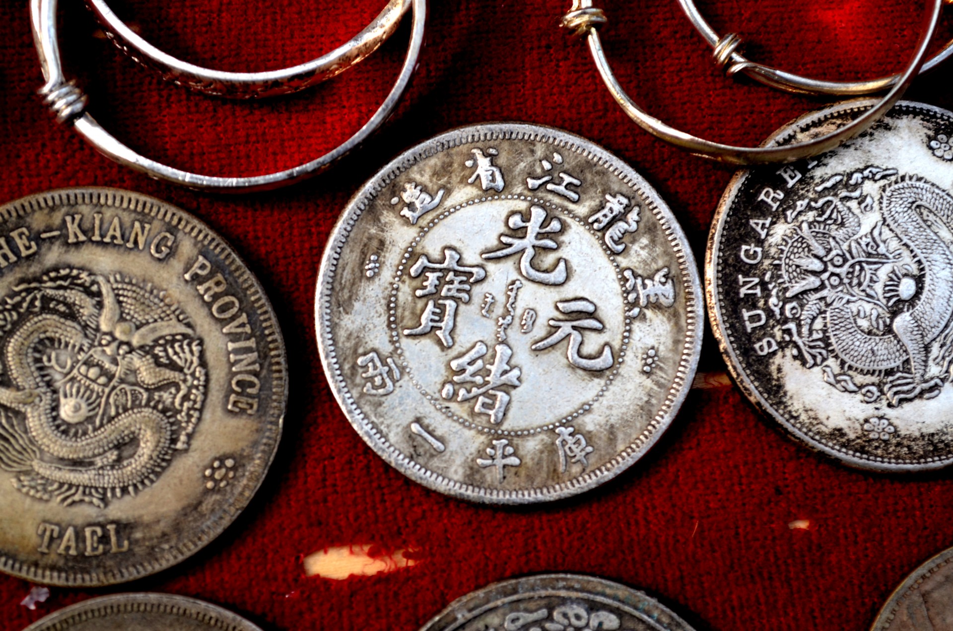 Coin meaning. Китайские монеты. Древние монеты Китая. Редкие китайские монеты. Монета с китайскими иероглифами.